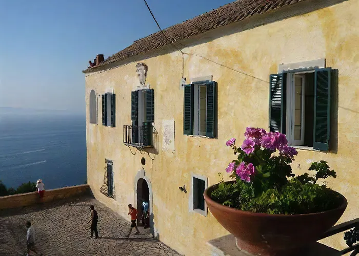 Palazzo Tritone & Abagnale Bed & Breakfast 4*